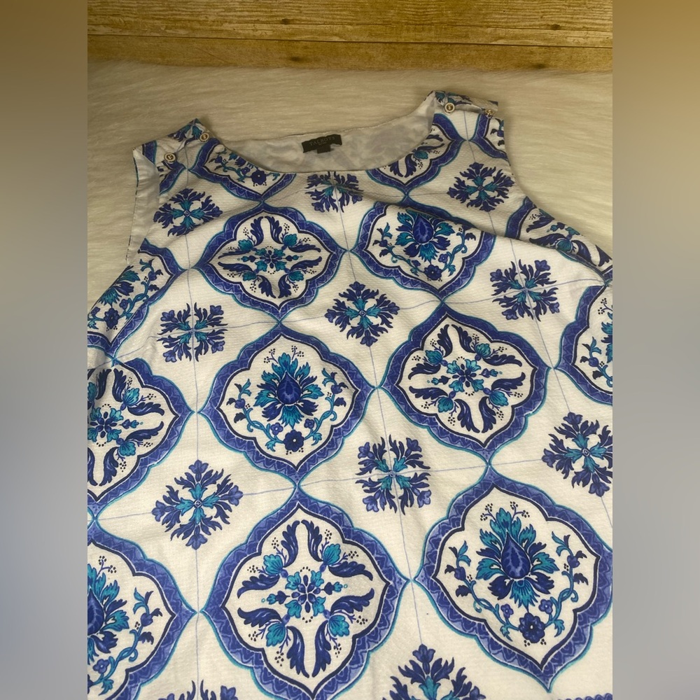 Talbots 10P Blouse Sleeveless White Blue Floral Medallion Lined Side Zip Top - Picture 6 of 12